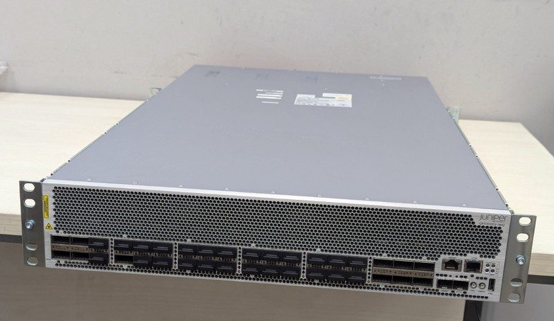 Коммутатор Juniper QFX10002-36Q-CHAS