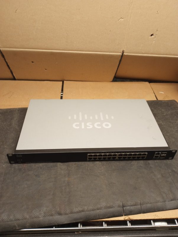 Коммутатор Cisco SF220-24P
