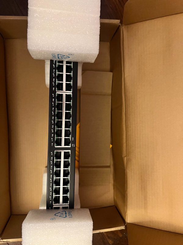Коммутатор Cisco SF220-48-K9