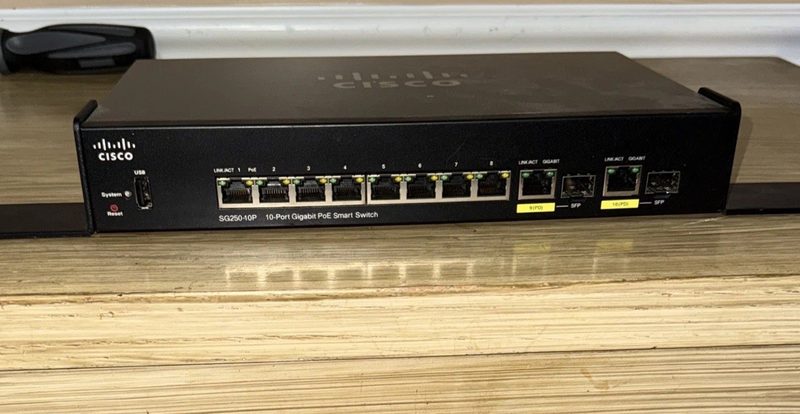 Коммутатор Cisco SG250-10P