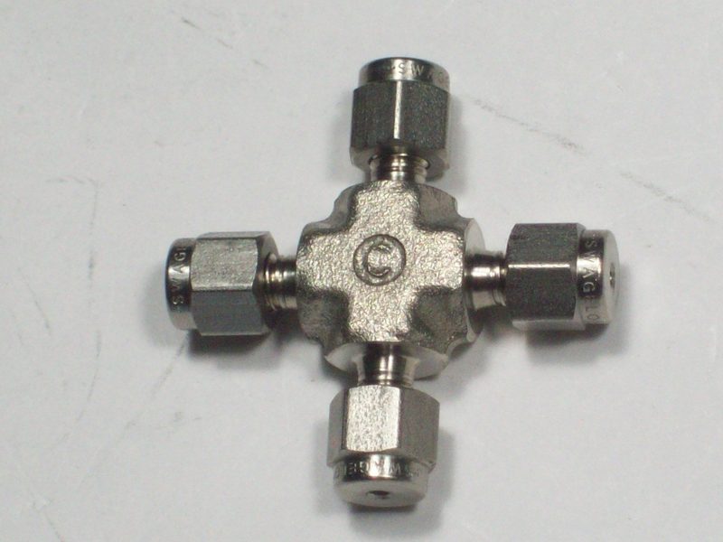 Фитинг Swagelok SS-100-4
