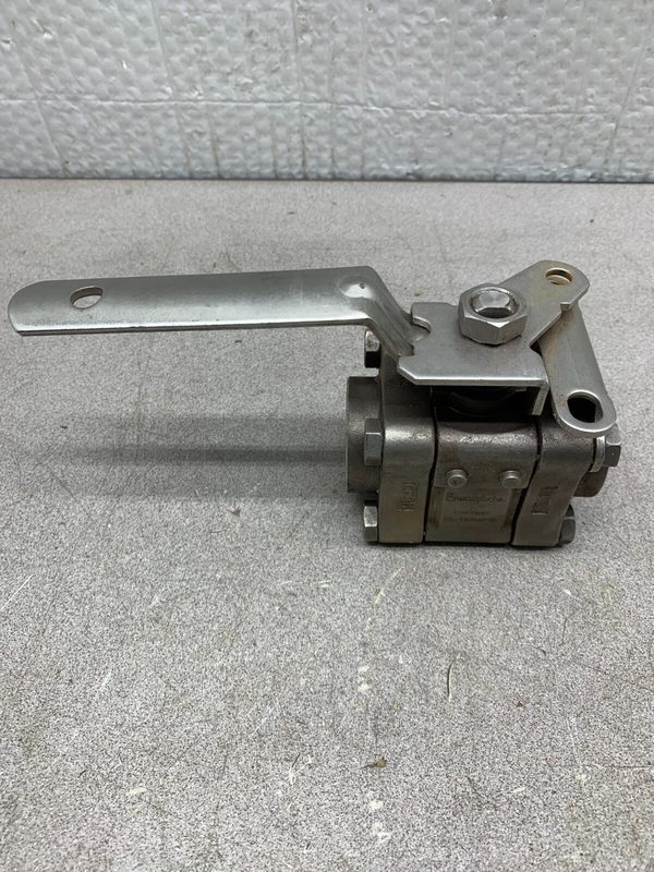 Клапан Swagelok SS-T65MF16
