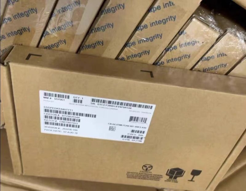 SSD-накопитель Intel SSDPEDKE040T7