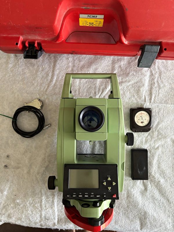 Тахеометр Leica TC303