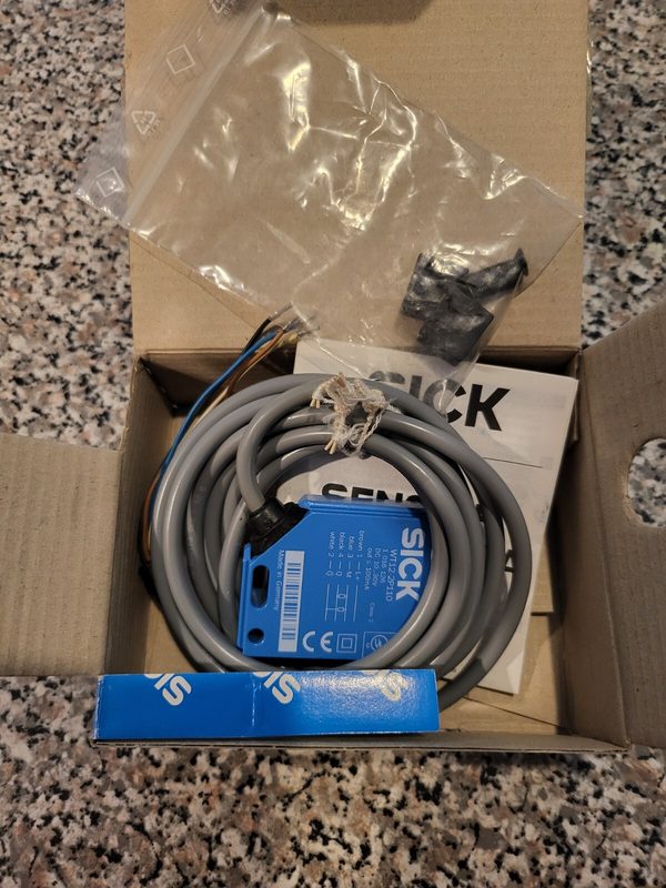 Датчик приближения SICK WT12-2P110