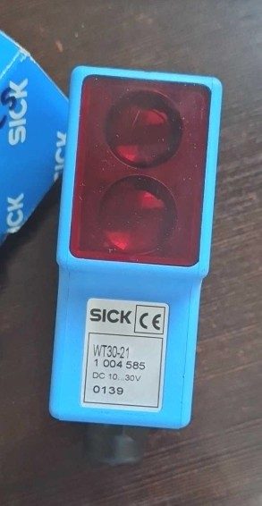 Фотоэлектрический датчик SICK WT30-21
