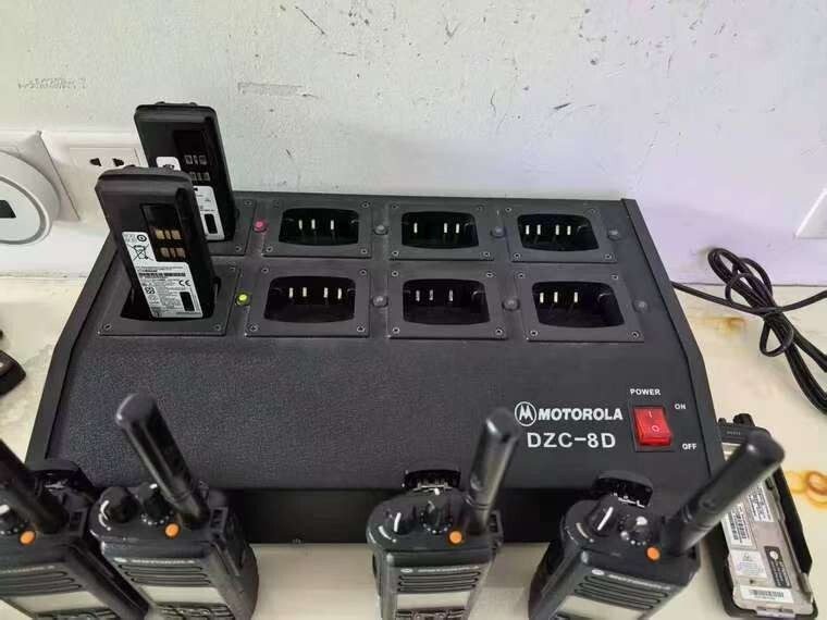 Зарядное устройство Motorola XIR8668/6600I/DP2400